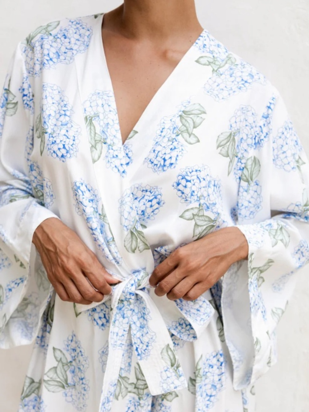 Piyama Alice Kimono Short Robe White Floral Blue Hydrangea Womens Small / Medium
